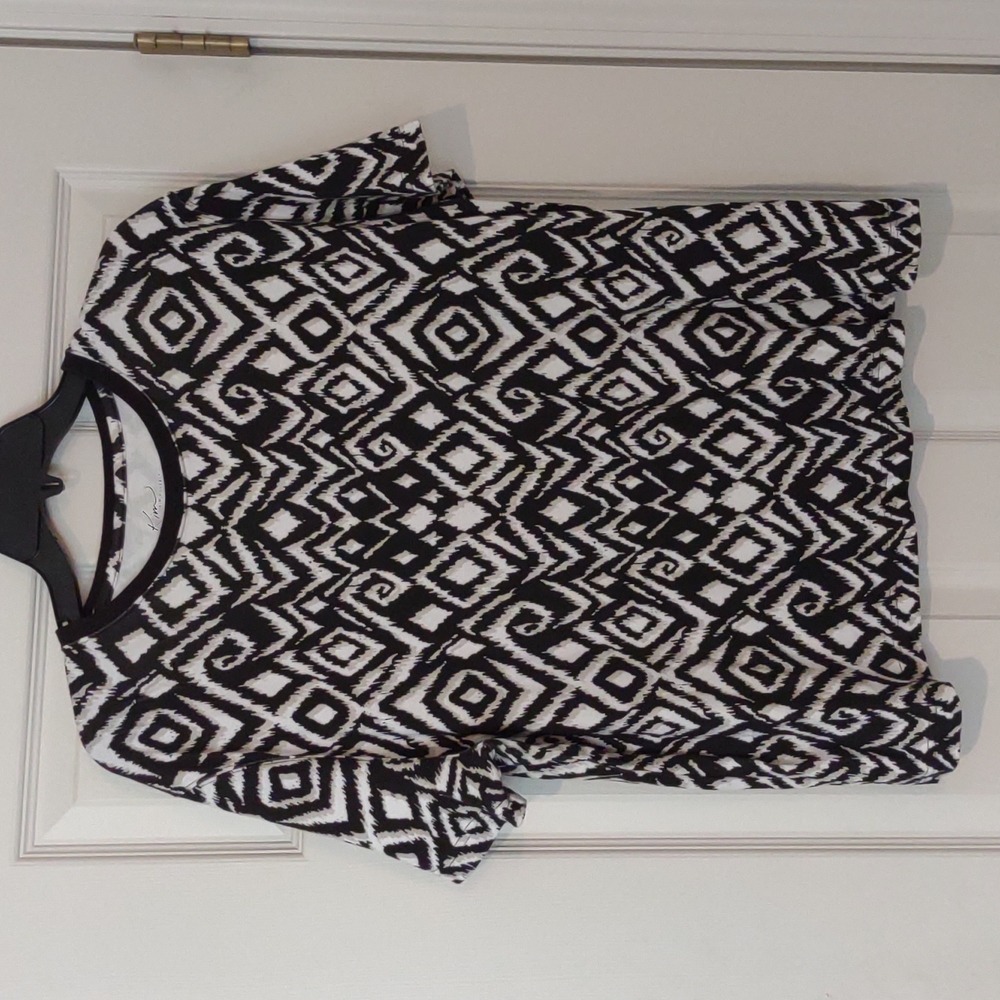 Short sleeve black and white XL top